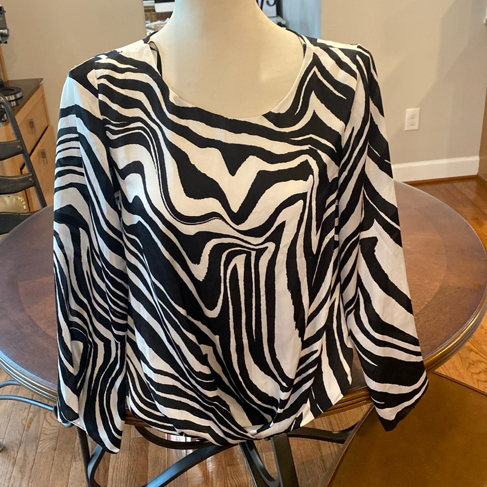 ❤️Vince Camuto Zebra Print  with Cross over high low hem Blouse Size small